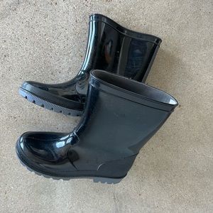 Magellan rain boots black. Size 3 children's.